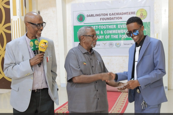 Vice President Awli shaking hands with one of the award recipents