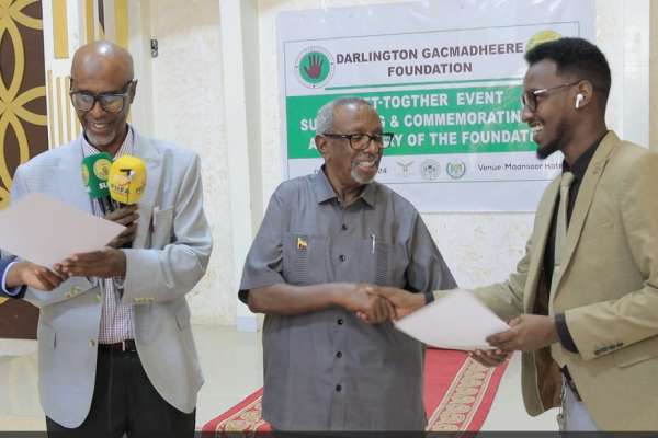 Vice President Awli presenting an award to a recipent