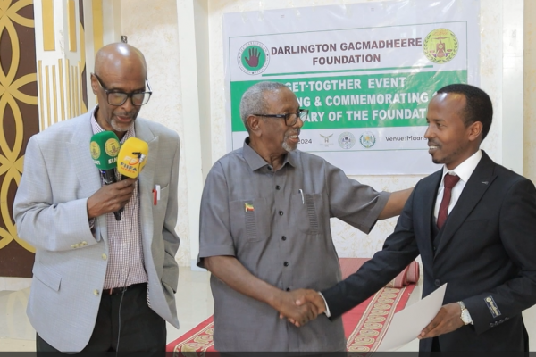 Professor Eid Ali Ahmed and Vice President Awli congratulating one of the award recipients